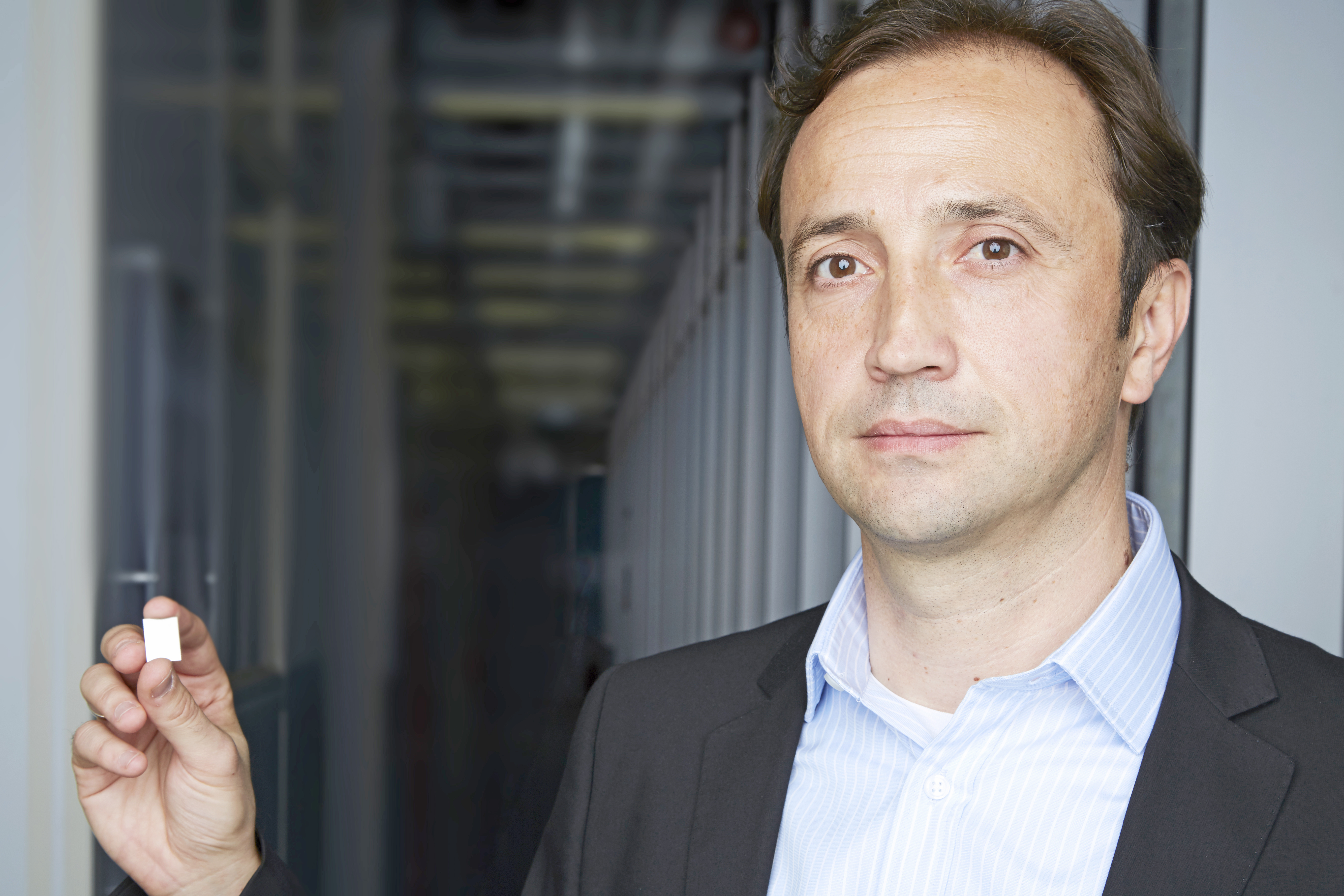 Prof. Goran Mashanovich holding a chip