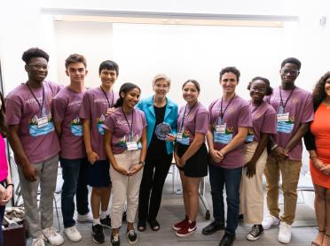 During Senator Elizabeth Warren’s visit to MIT.nano, she met a variety of MIT faculty and students, including a group of incoming first-year students who are participating in the Interphase EDGE program.
