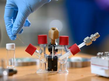 An H-cell modified with electrodes and an ion-conducting ceramic membrane to conduct sodium-air fuel cell experiments.