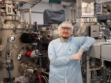 Strohbeen with the MBE system at MIT.nano